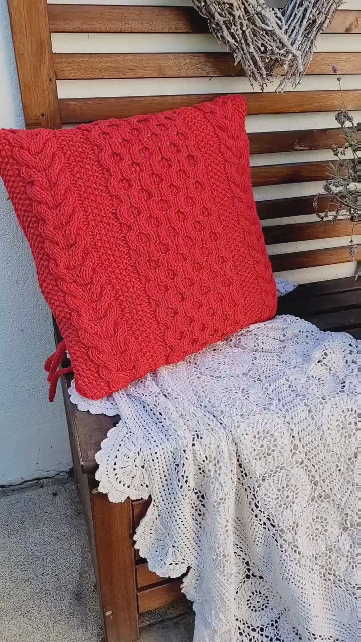 Handgestricktes Sofakissen mit Zopfmuster, Dekokissen mit gestricktem Kissenbezug und Kissenfüllung als Deko im Wohnzimmer oder Kinderzimmer